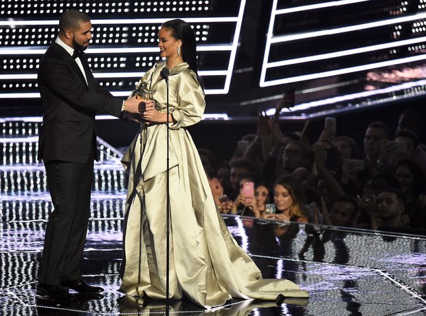 Drake presents Rihanna with award MTV VMAs 2016