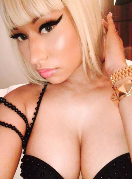 Nicki Minaj debuts new short blonde wig