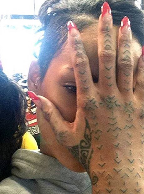 Rihanna Tribal Hand Tattoo - Rihannas 22 Tattoos Ihre Bedeutung Promi Tattoos / Tribal design on her hand.