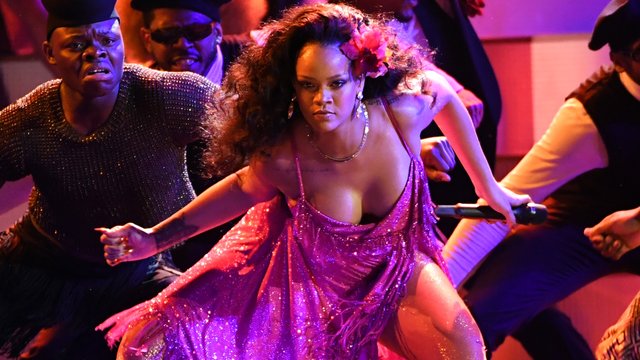 Rihanna Wild Thoughts Performance