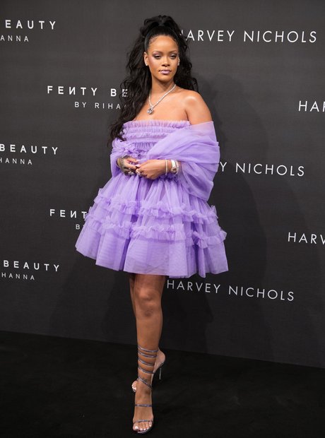 Oomphalicious! Rihanna's bold red carpet moment - Rediff.com